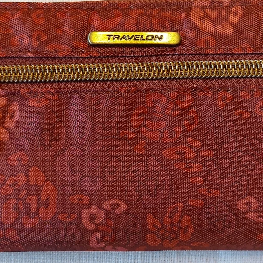 Travelon RFID Blocking Wallet Wristlet Burgundy NEW - Picture 2 of 14